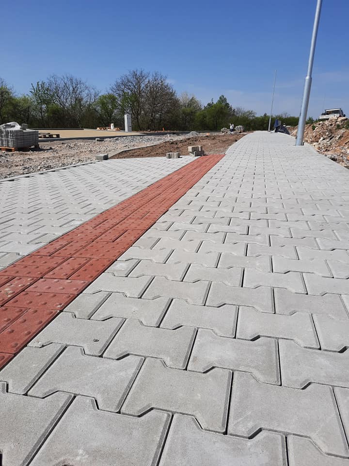 Realizace komunikací v Kačici lokalita BV5 – dlažba Kost a Cihla slepecká
