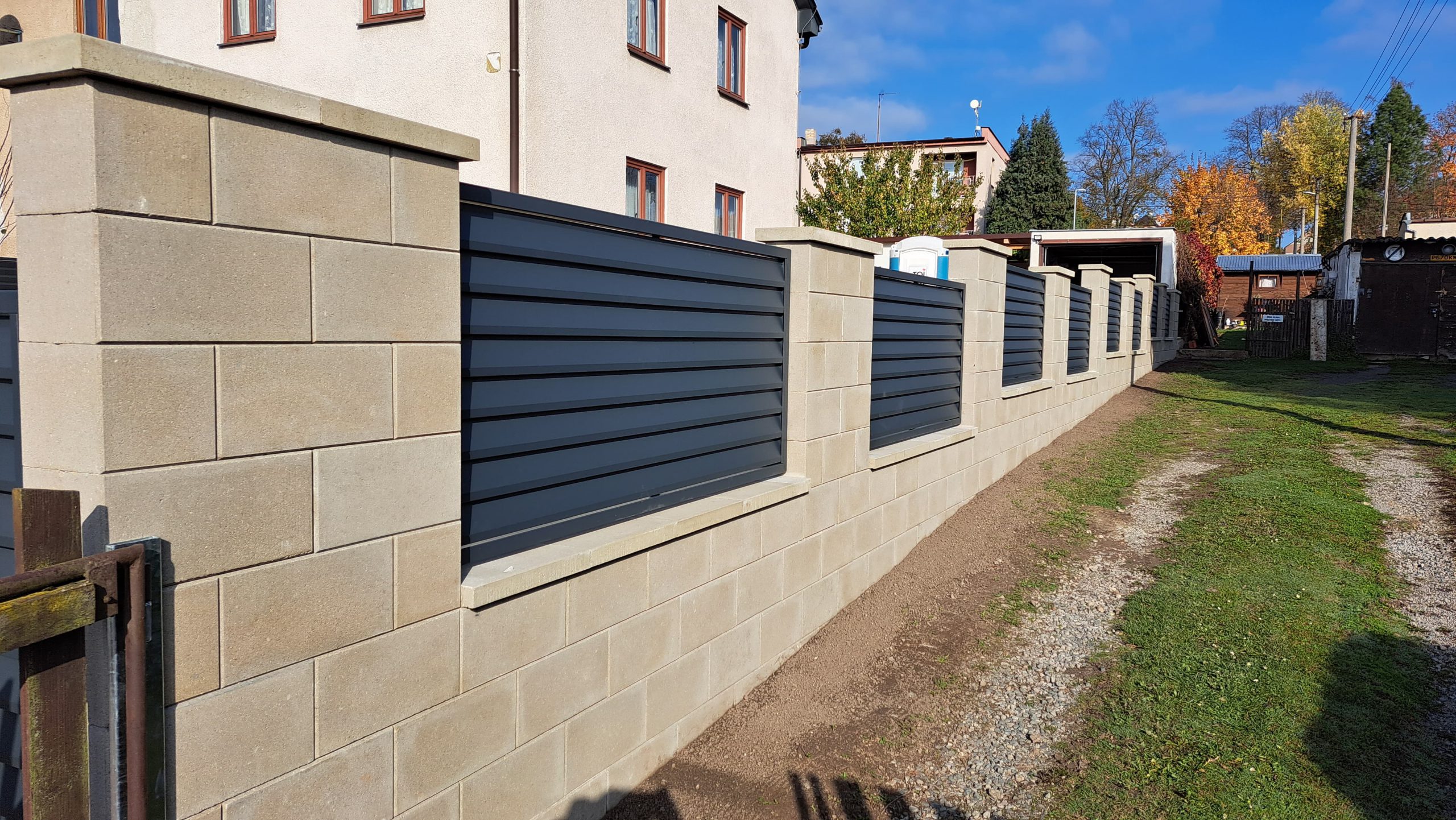 Zdivo: CS-beton Soloblok šedá – Plotové výplně: České ploty Imperial