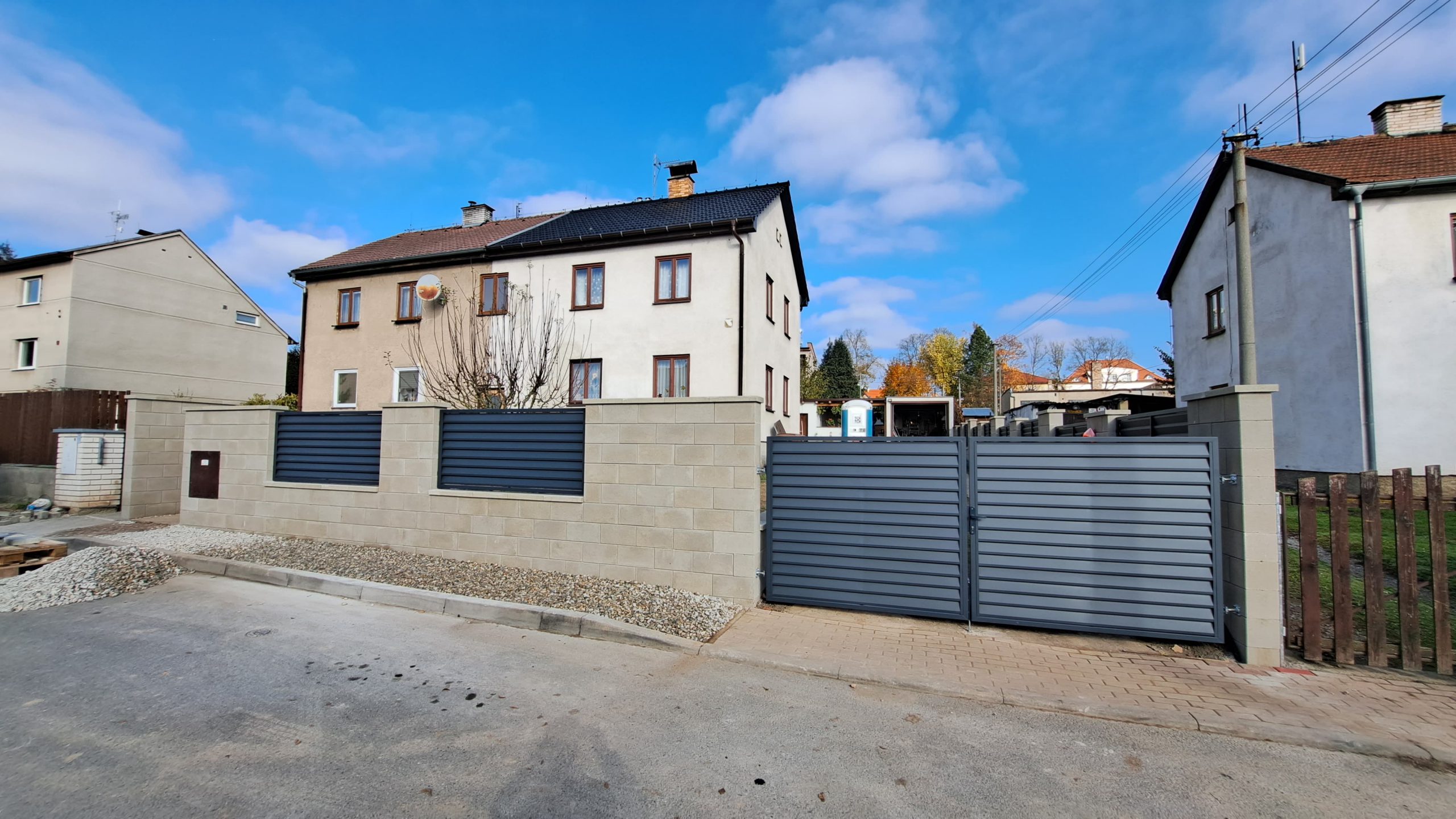 Zdivo: CS-beton Soloblok šedá – Plotové výplně: České ploty Imperial