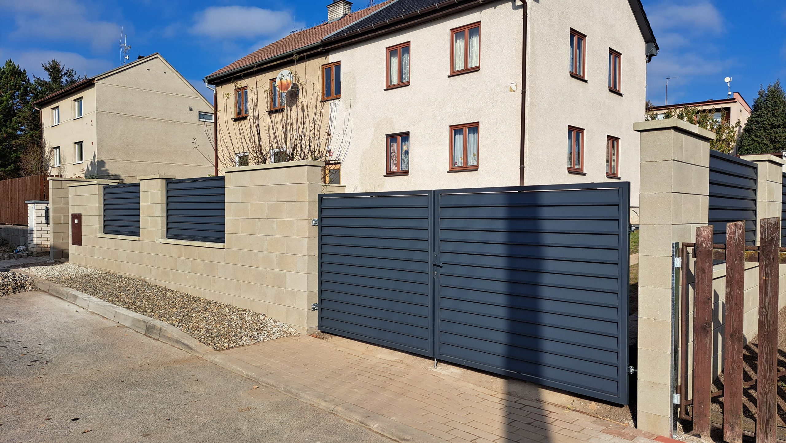 Zdivo: CS-beton Soloblok šedá – Plotové výplně: České ploty Imperial