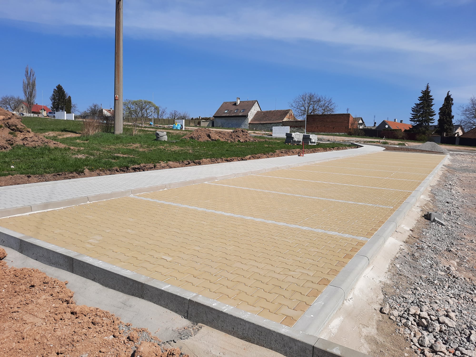 Realizace komunikací v Kačici lokalita BV5 – dlažba Kost a Cihla slepecká