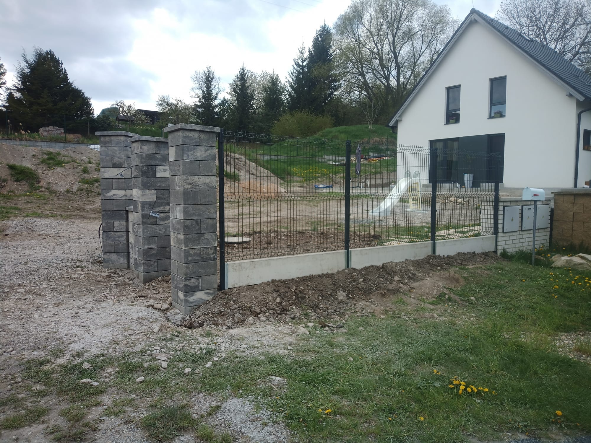 PRESBETON Rivago šedočerná + Pilecký Pilofor Antracit