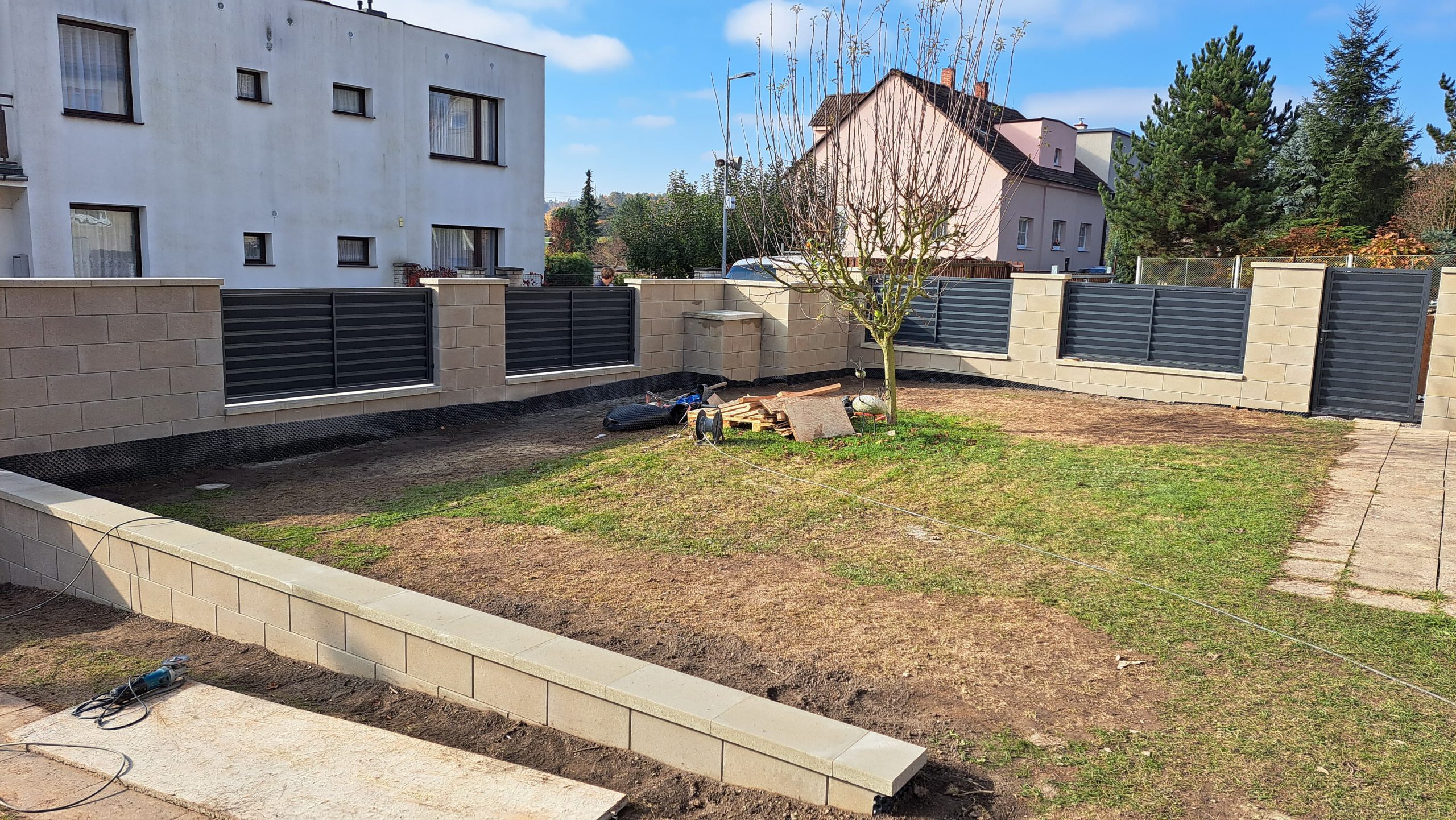 Zdivo: CS-beton Soloblok šedá – Plotové výplně: České ploty Imperial