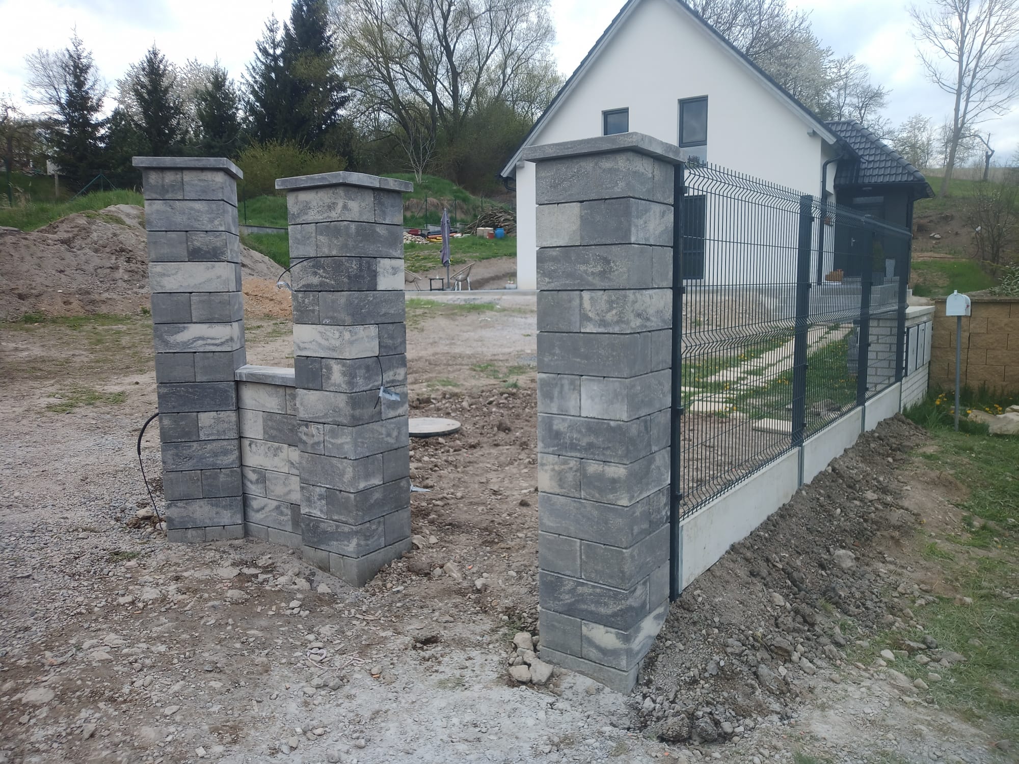 PRESBETON Rivago šedočerná + Pilecký Pilofor Antracit